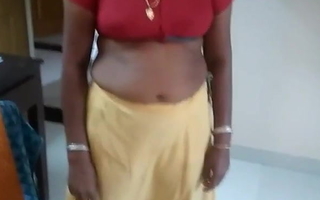 Malayali hot aunty close by a saree shows her nude body to neighbour