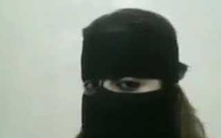 Milf shows chunky body in Niqab