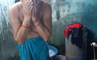 Indian Sexy Auntie Bathing