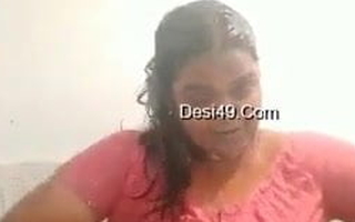 Sexy Telugu aunty gushes body