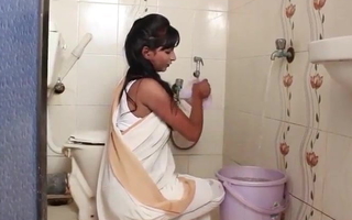 Indian hot bahu ko choda sasur ne bathroom me