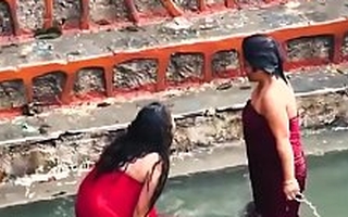 INDIAN Column SHOW HER BUMB AND BRA IN RIVER
