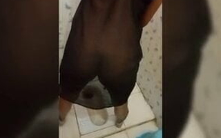 Hostel meh bathroom cleansing aunty ku paise dekhe chudai kiya