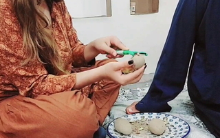 Desi Aunty Fucked And Sucked While Descale Potatoes With Apparent Hindi Audio