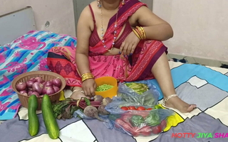 Hard-core Bhojpuri Bhabhi, while selling vegetables, showing off her fat nipples, got chuckled hard by the customer!