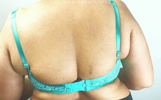 Down in the mouth Desi Mummy flashes her uncovered back in bra