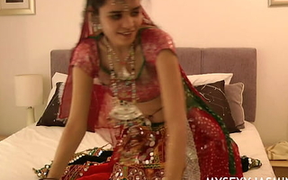 Gujarati Indian University Coddle Jasmine Mathur Garba Dance