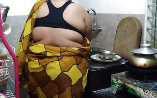 Cookhouse Me Saree Pahana Desi Hot Aunty Ki Chudai - (55 Year Old Tamil Aunty Fucks In The Kitchen)