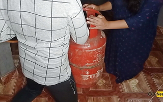 Exhalation Cylinder Ke sath-sath Pyashi Bhabhi Ki Chut Ki Role Thik Ki, kitchan me Chod Dala