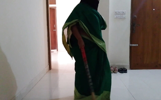 (Boss ke bete ne naukrani se mast chudai) Fuck desi maid Simran Bhabhi wearing saree Huge Heart of hearts & Ass - Hindi Audio