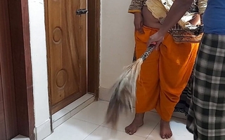 (Desi Priya) Sasurji Ne Apne Bete Ki Patni Ke Sath Kia Kand - Jabardasti Anal Fucked when that babe was sweeping