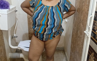 Bhabhi ji bathroom me nangi hoke apni rasile chut ka Pani aapko pilaya.