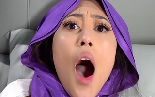 Asian Muslim woman Alexia Anders Blows Her BF in Car