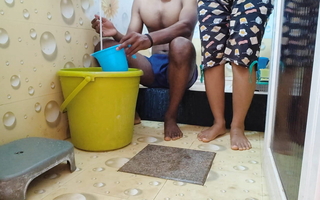 Mumbai girlfriend and boyfriend bathing In Oyo motel room