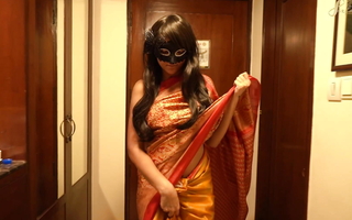 Desi girl looking hot in an Indian saree with an increment of on the very point of fuck hard