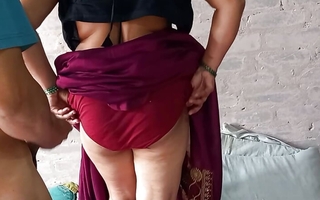 Hot sexi bhabhi ki sari me dogs style me chudai