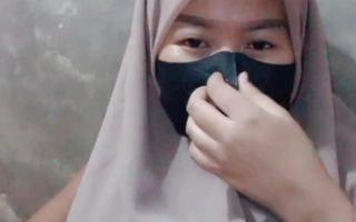 Sultry Indonesian hijab asks to be screwed