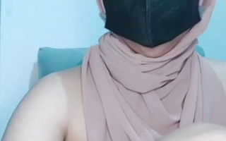 Already horny, this Hijab girl is Masturbate waiting for wet