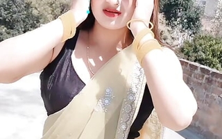 🇺🇸BEST SEXY FIGURE BHABHI SHOWING DEEP NAVEL AND Heavy BOOBS