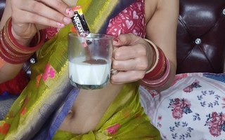 Sexy bhabhi makes yummy coffee from her brand-new breast milk for devar by squeezing out her milk in cup (Hindi audio)