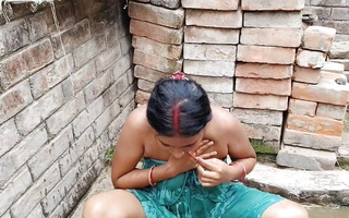 Village Desi Bhabhi sucked Sammy Land while bathing and took out goods on her books