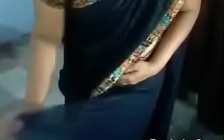 Indian aunty showing how to put superior to before a saree( Desivdo.com )
